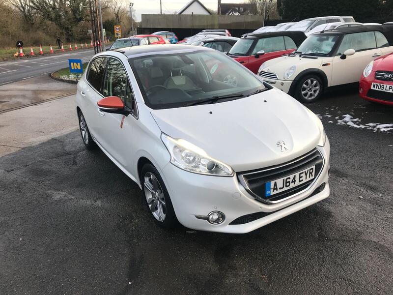 PEUGEOT 208