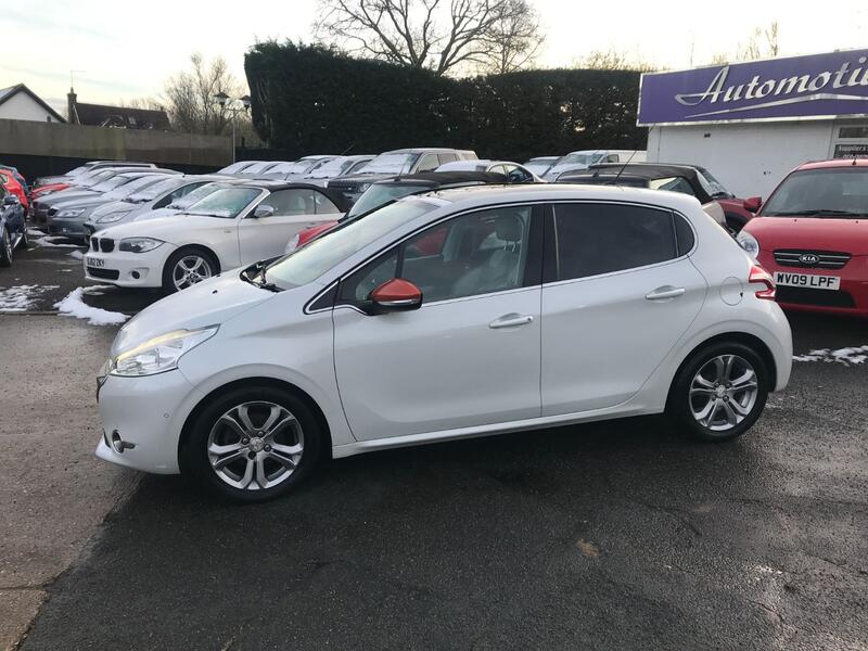 PEUGEOT 208