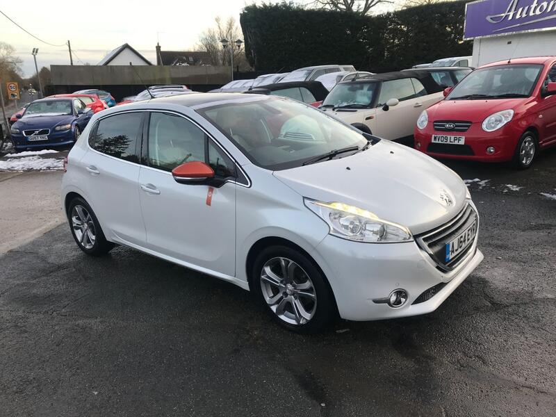 PEUGEOT 208